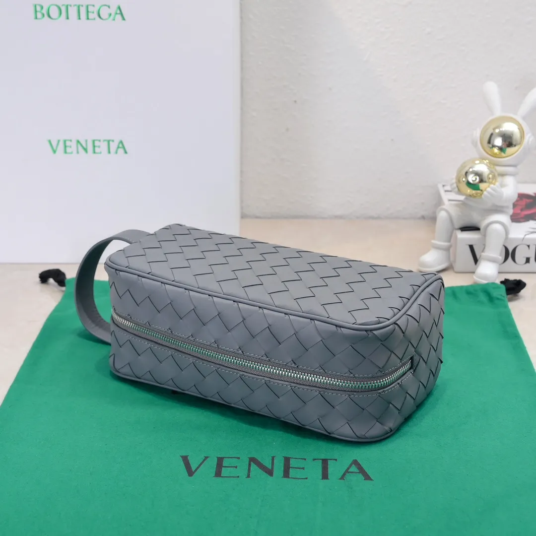 Batch 1280 BOTTEGA VENETA 2024 new INTRECCIATO classic toiletry bag, the choice of discerning people. The low-key luxury quality is the interpretation of its brand. If you like low-key BV, it is the first choice~~ Style number: 7799 Size: 26*13*10cm